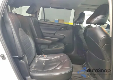 2022 Toyota Highlander Xle z USA, uszkodzony, nr VIN 5TDGZRBH7NS571369